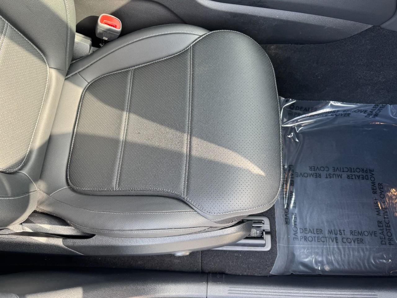 Mercedes-Benz GLC Vehicle Full-screen Gallery Image 16