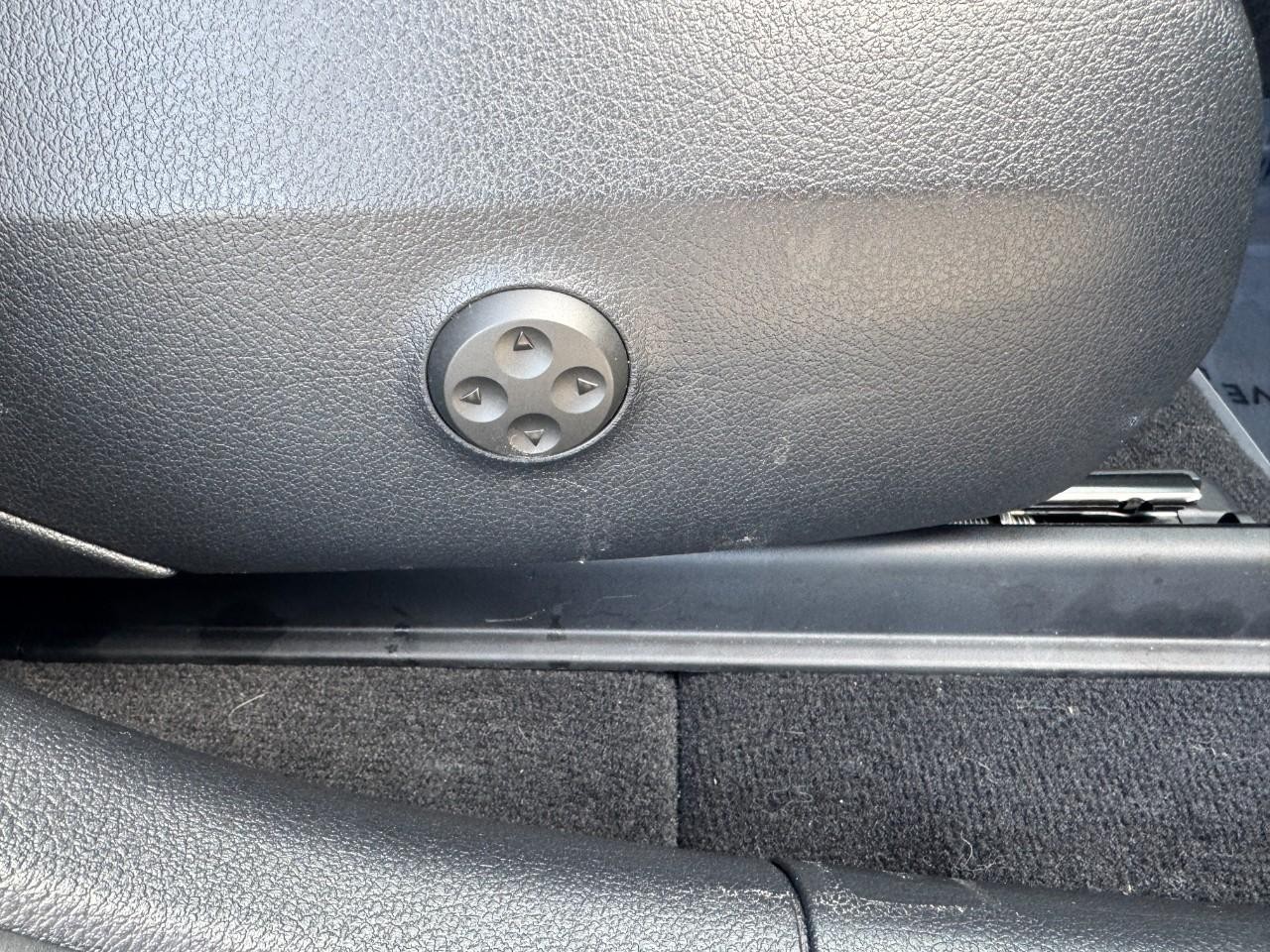 Mercedes-Benz GLC Vehicle Full-screen Gallery Image 17