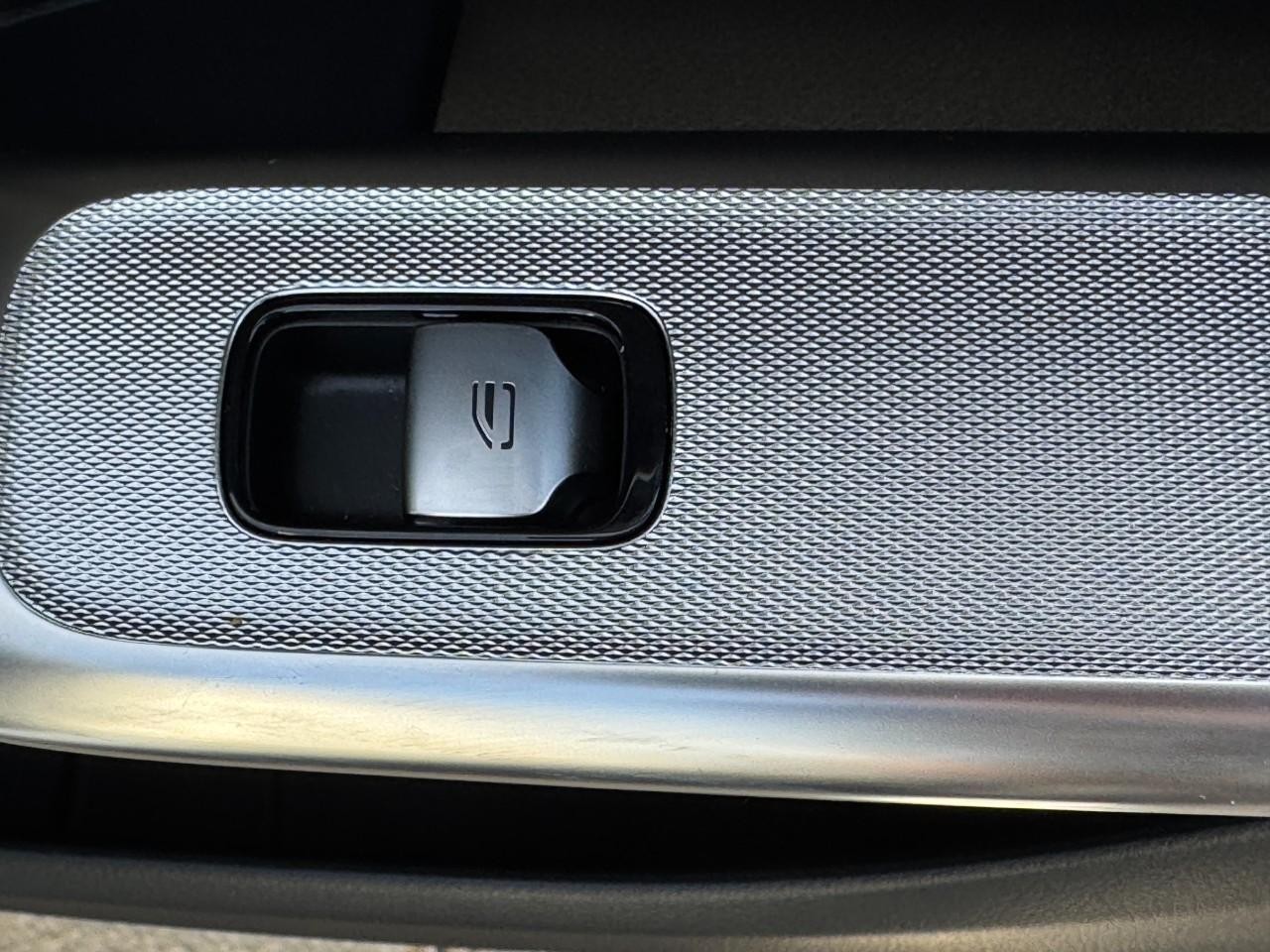 Mercedes-Benz GLC Vehicle Full-screen Gallery Image 20