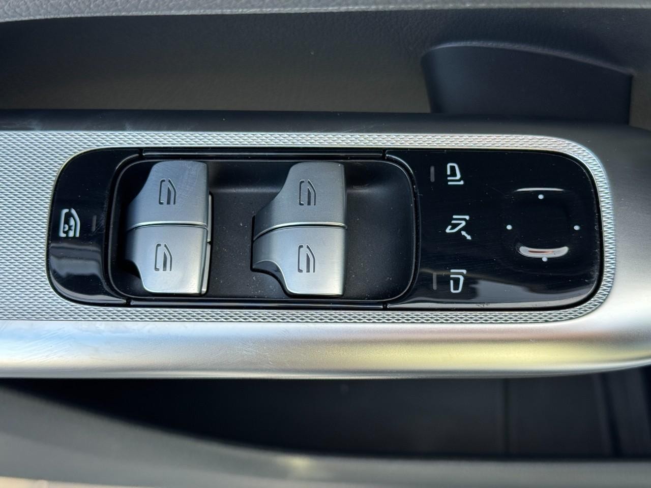 Mercedes-Benz GLC Vehicle Full-screen Gallery Image 23