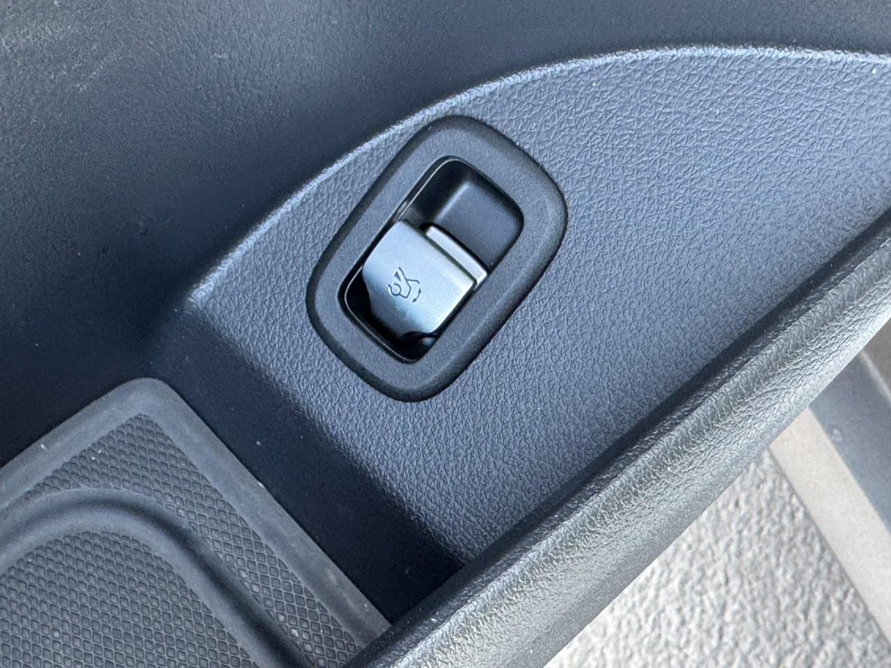 Mercedes-Benz GLC Vehicle Full-screen Gallery Image 24