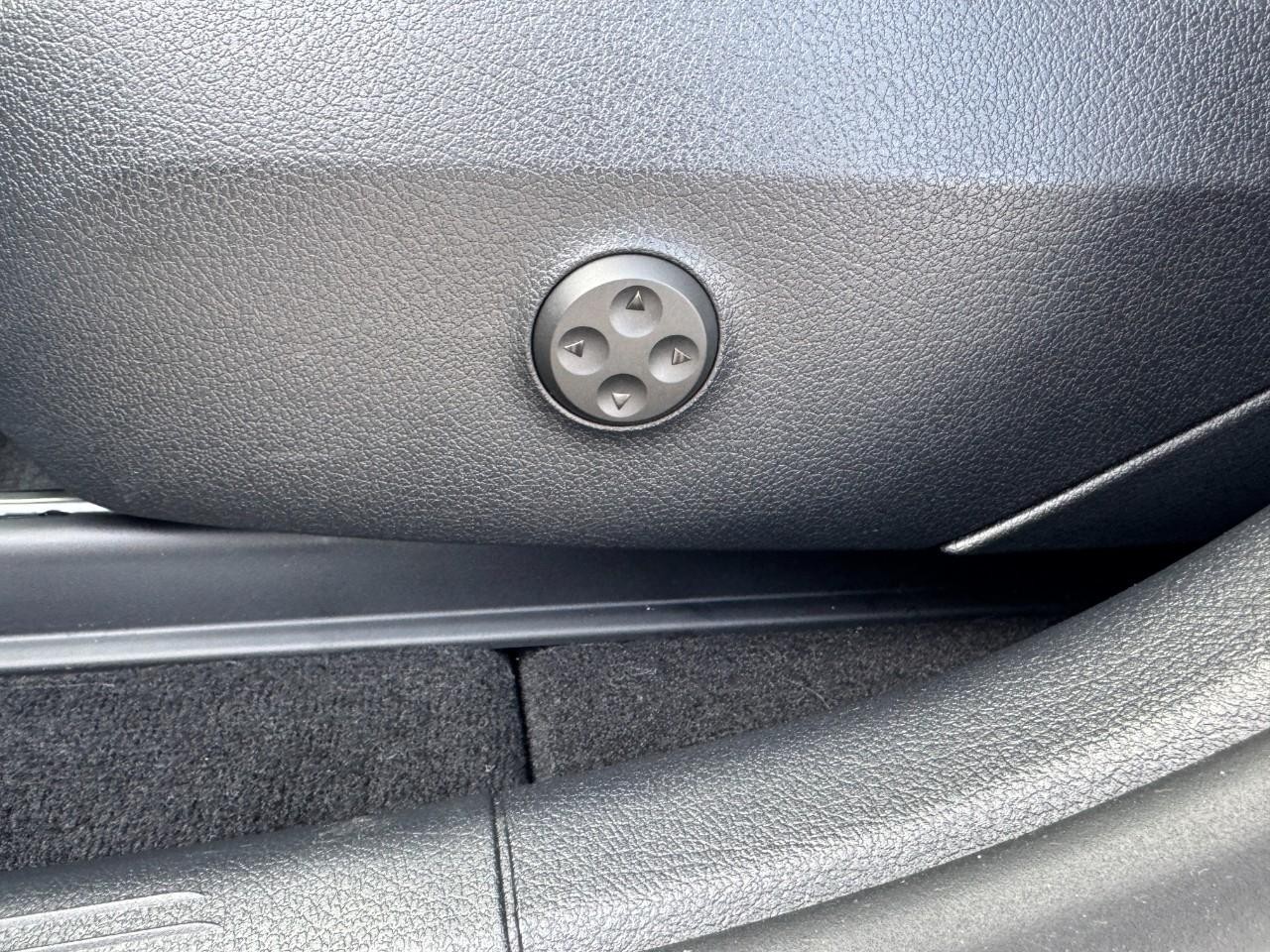 Mercedes-Benz GLC Vehicle Full-screen Gallery Image 27