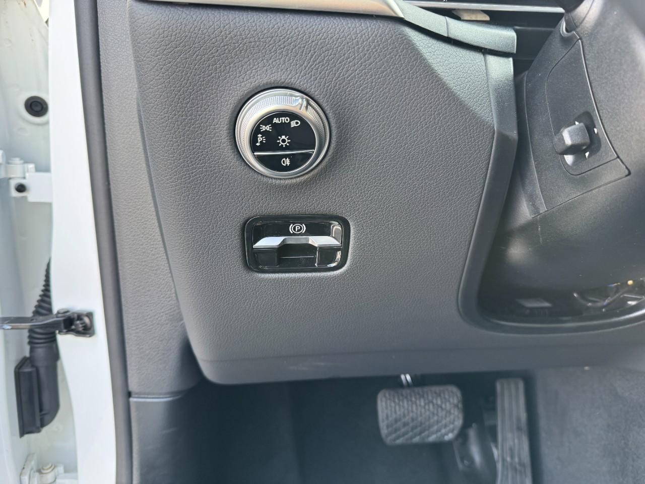 Mercedes-Benz GLC Vehicle Full-screen Gallery Image 28