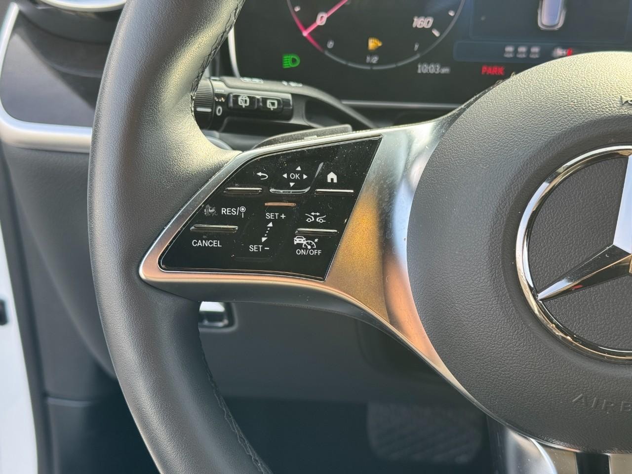 Mercedes-Benz GLC Vehicle Full-screen Gallery Image 29