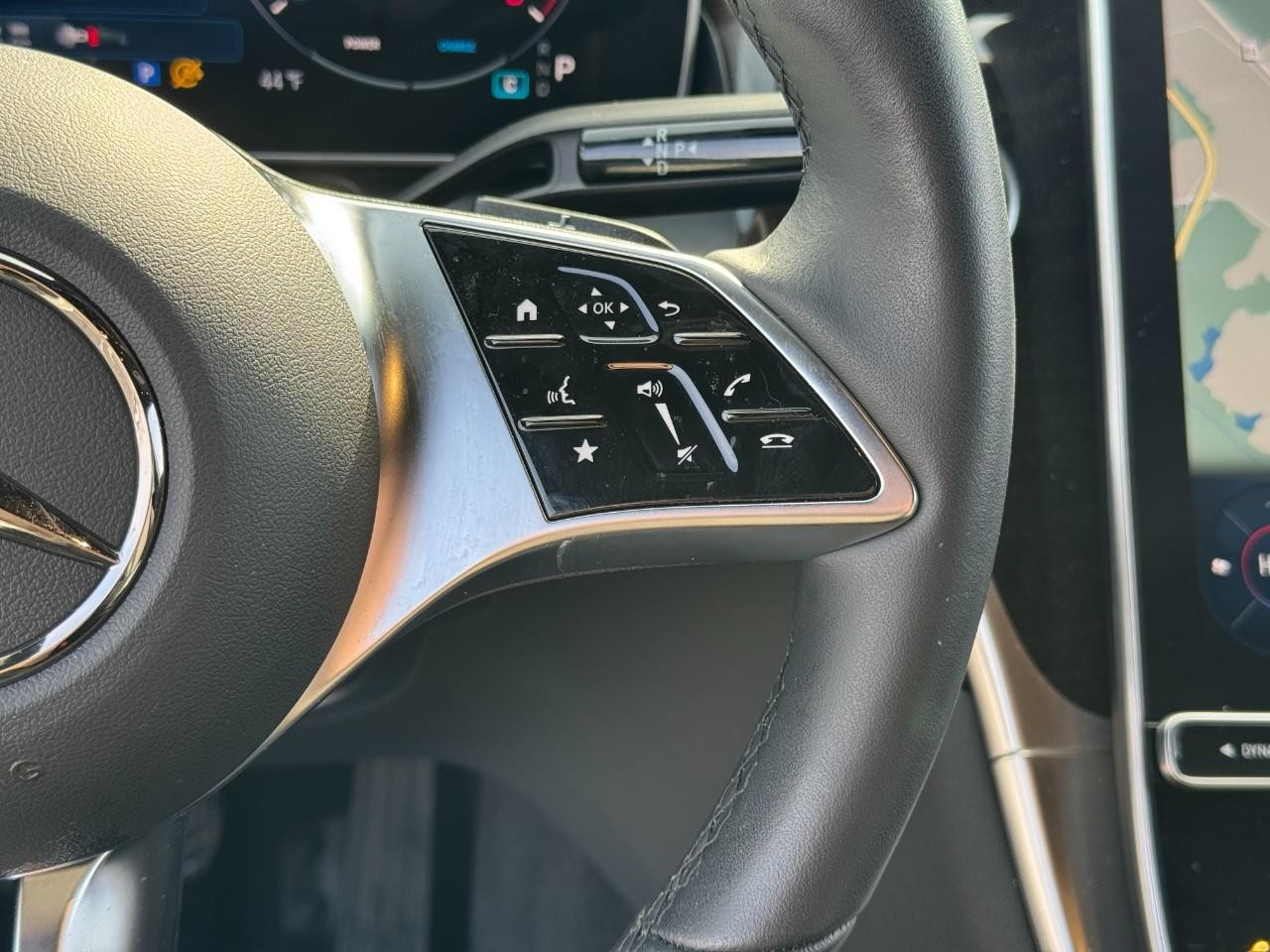 Mercedes-Benz GLC Vehicle Full-screen Gallery Image 30