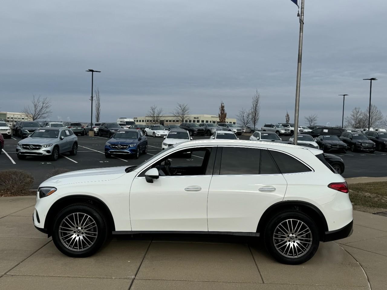 Mercedes-Benz GLC Vehicle Full-screen Gallery Image 2