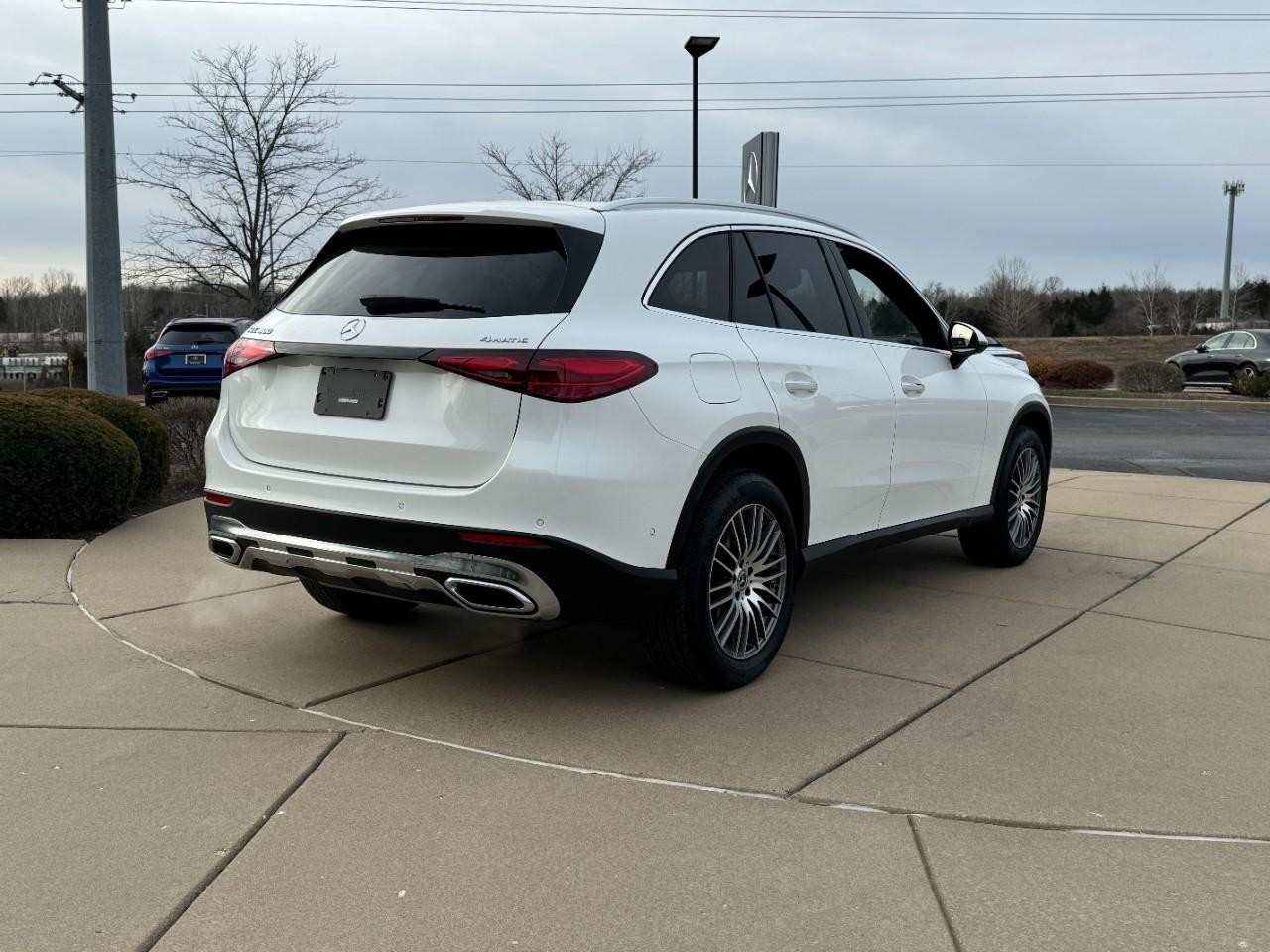Mercedes-Benz GLC Vehicle Full-screen Gallery Image 4