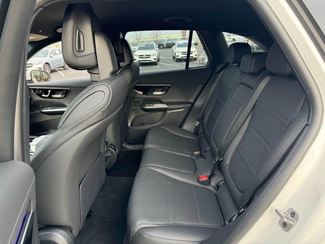 Mercedes-Benz GLC Vehicle Full-screen Gallery Image 8