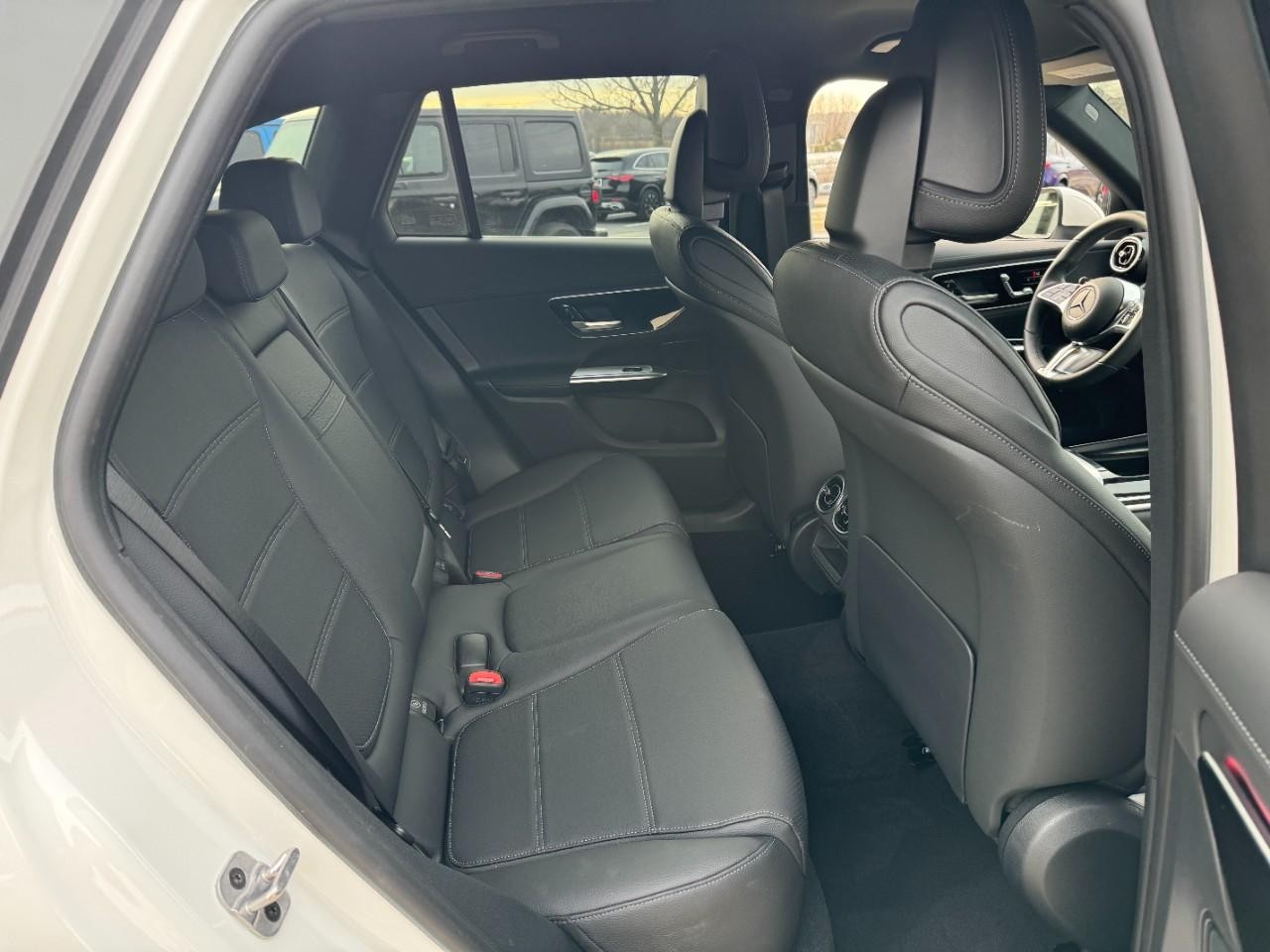 Mercedes-Benz GLC Vehicle Full-screen Gallery Image 10