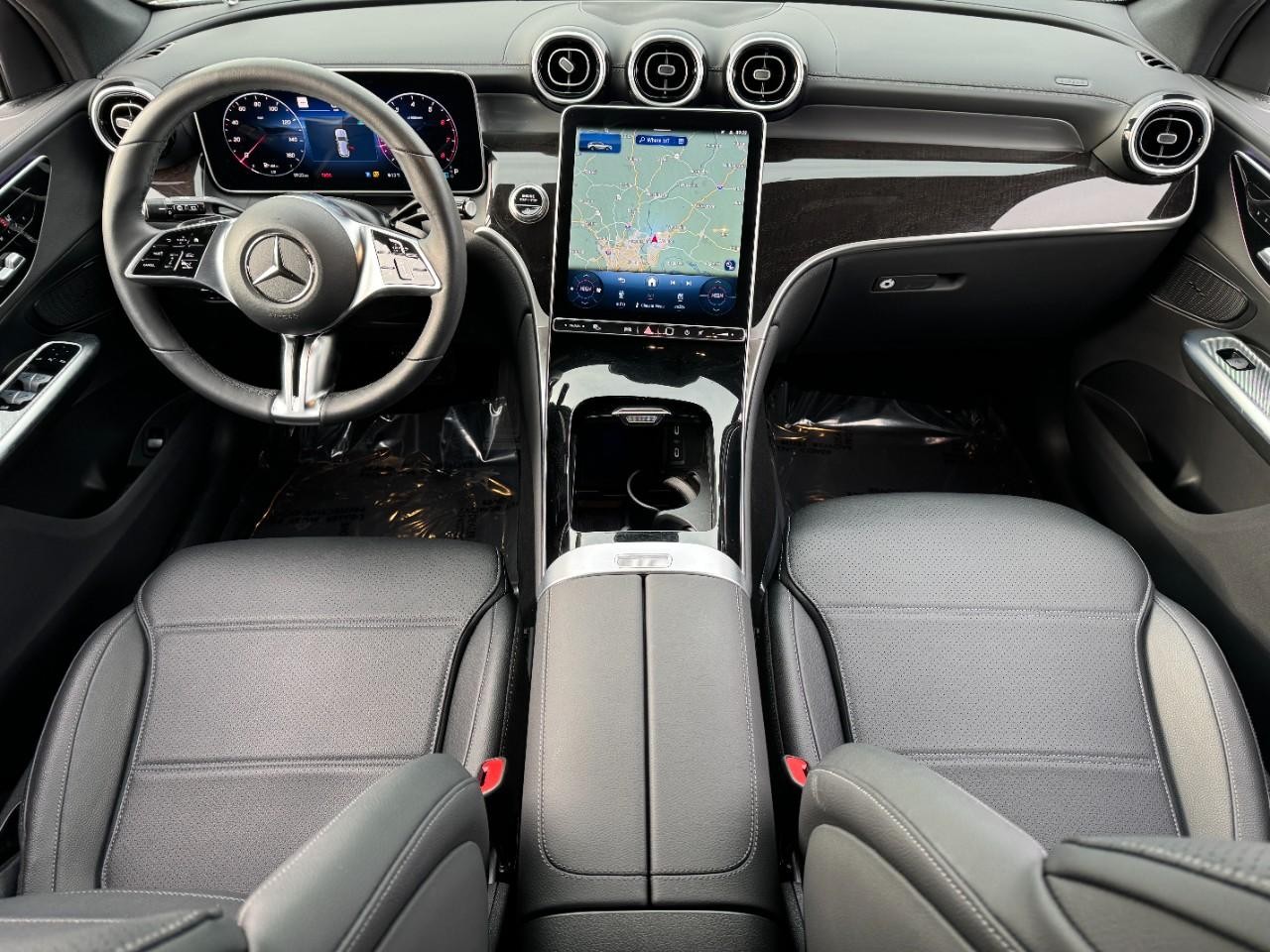 Mercedes-Benz GLC Vehicle Full-screen Gallery Image 11