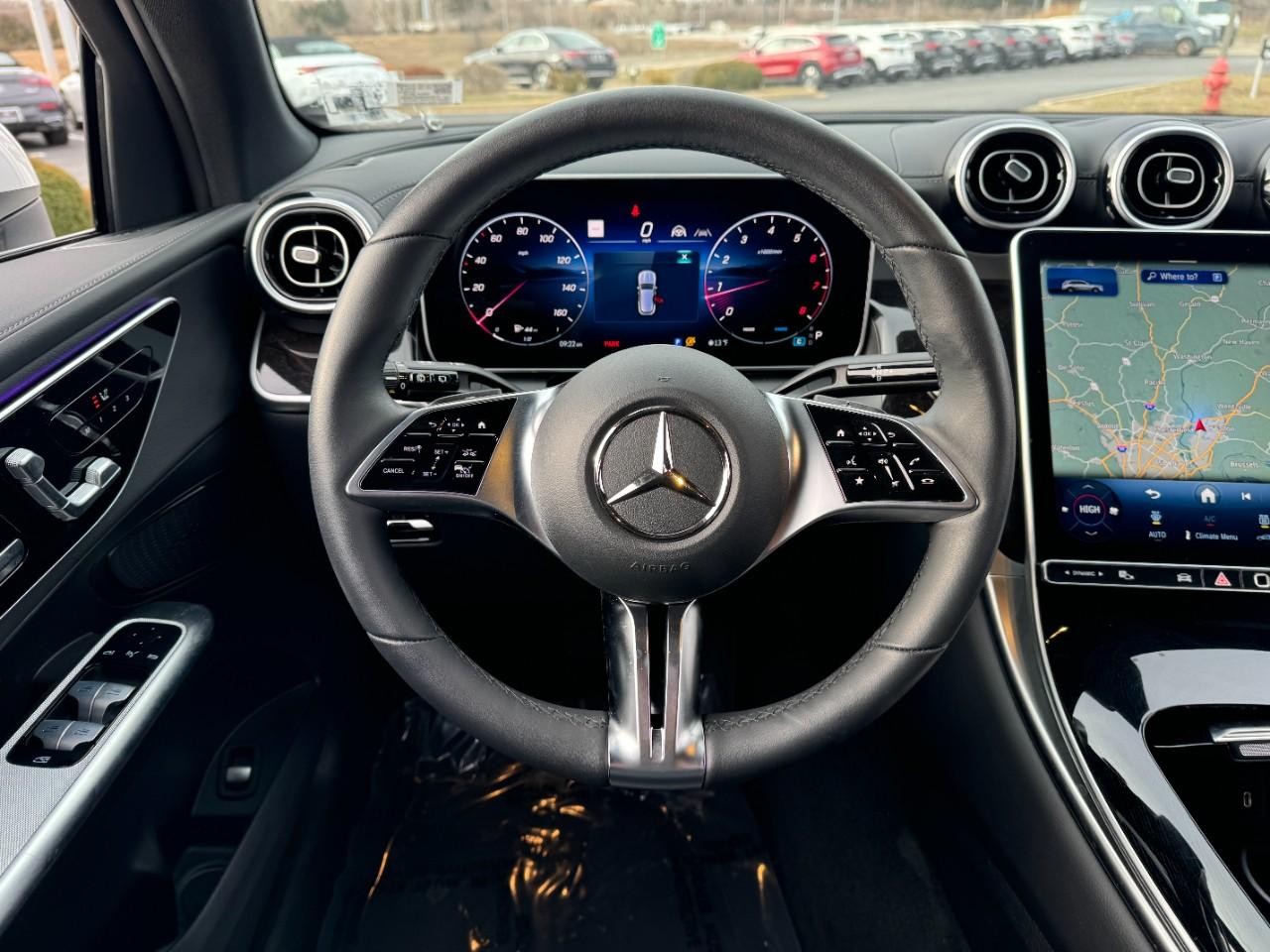 Mercedes-Benz GLC Vehicle Full-screen Gallery Image 12