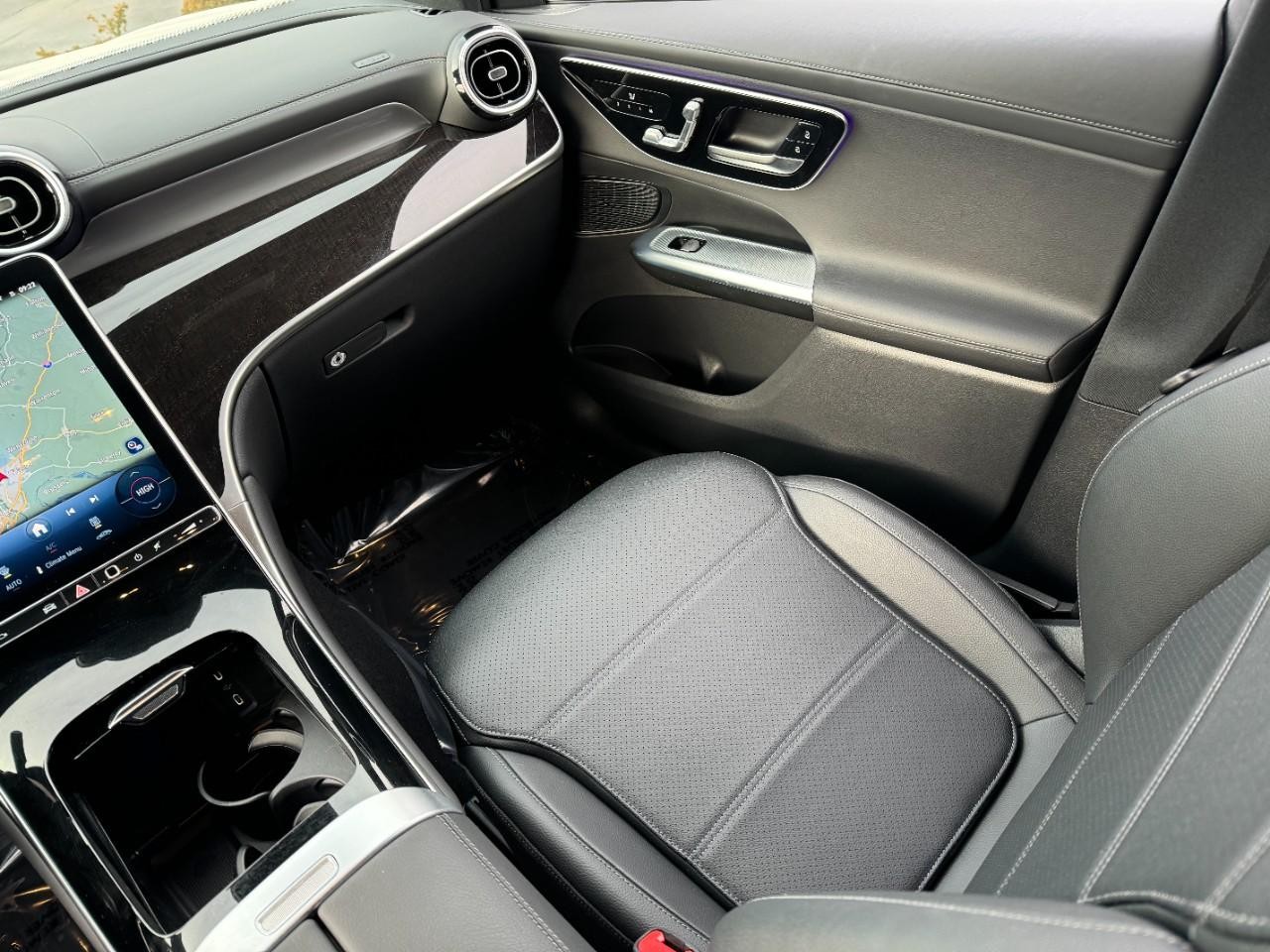 Mercedes-Benz GLC Vehicle Full-screen Gallery Image 14