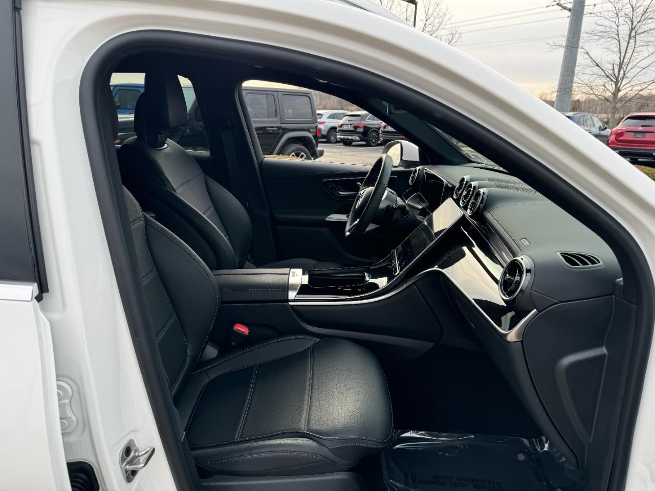 Mercedes-Benz GLC Vehicle Full-screen Gallery Image 15