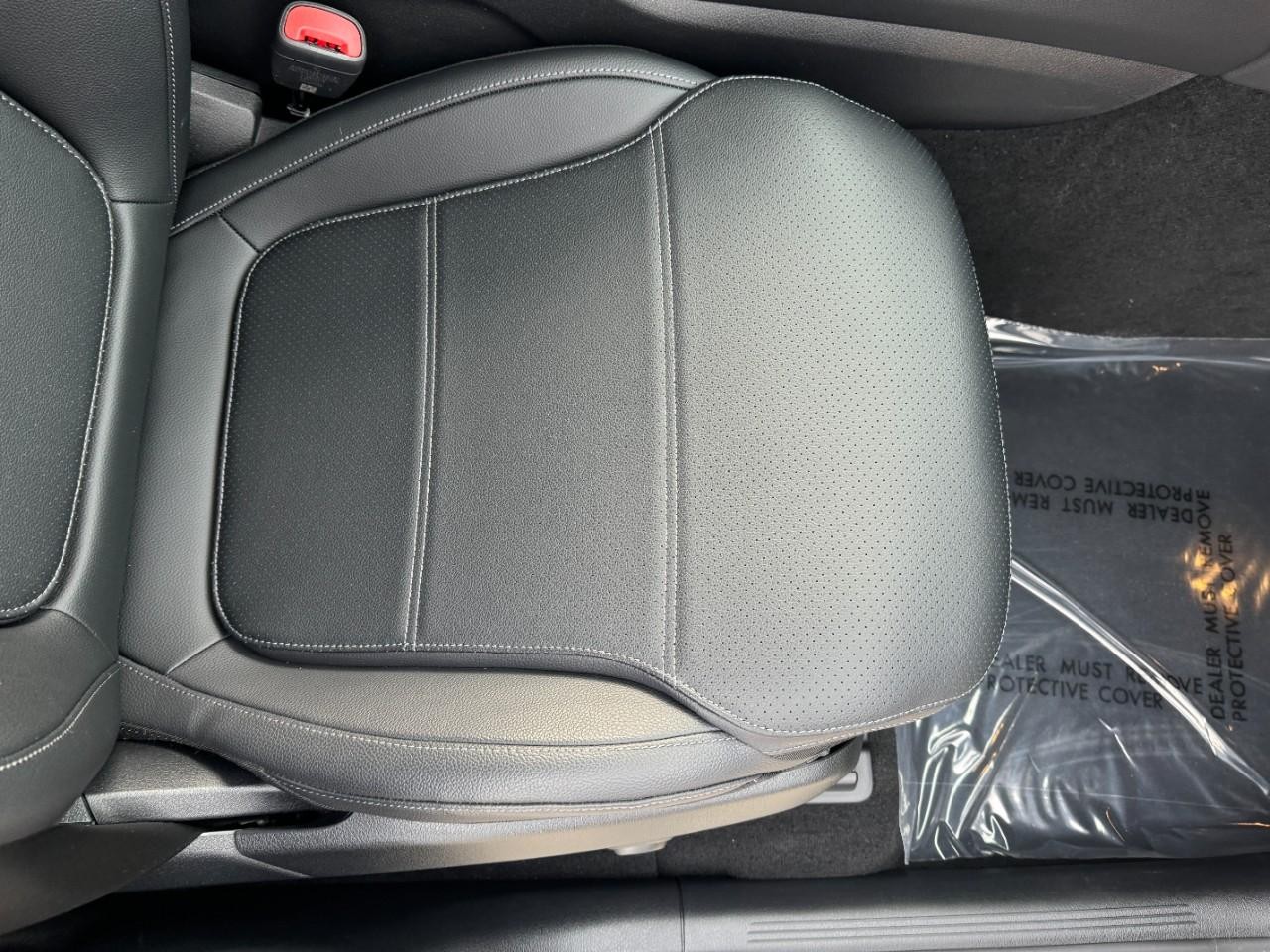 Mercedes-Benz GLC Vehicle Full-screen Gallery Image 16