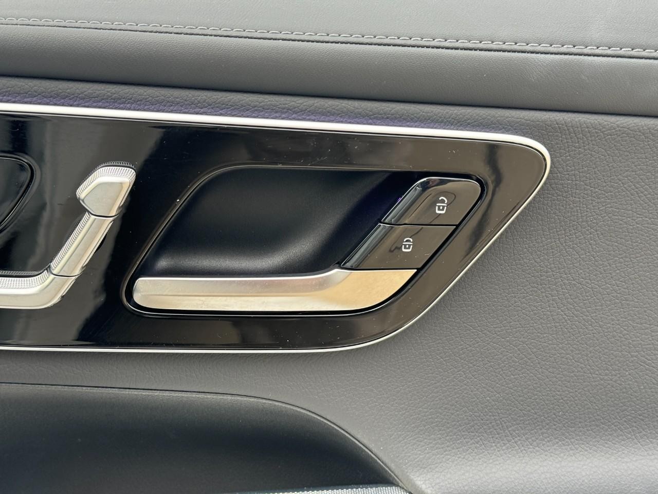 Mercedes-Benz GLC Vehicle Full-screen Gallery Image 19