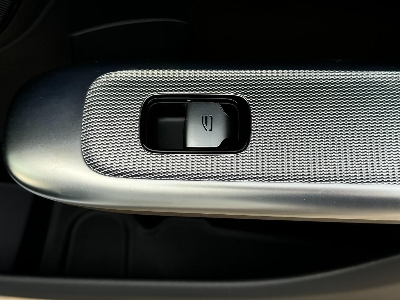 Mercedes-Benz GLC Vehicle Full-screen Gallery Image 20