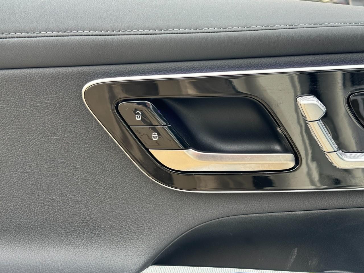 Mercedes-Benz GLC Vehicle Full-screen Gallery Image 22