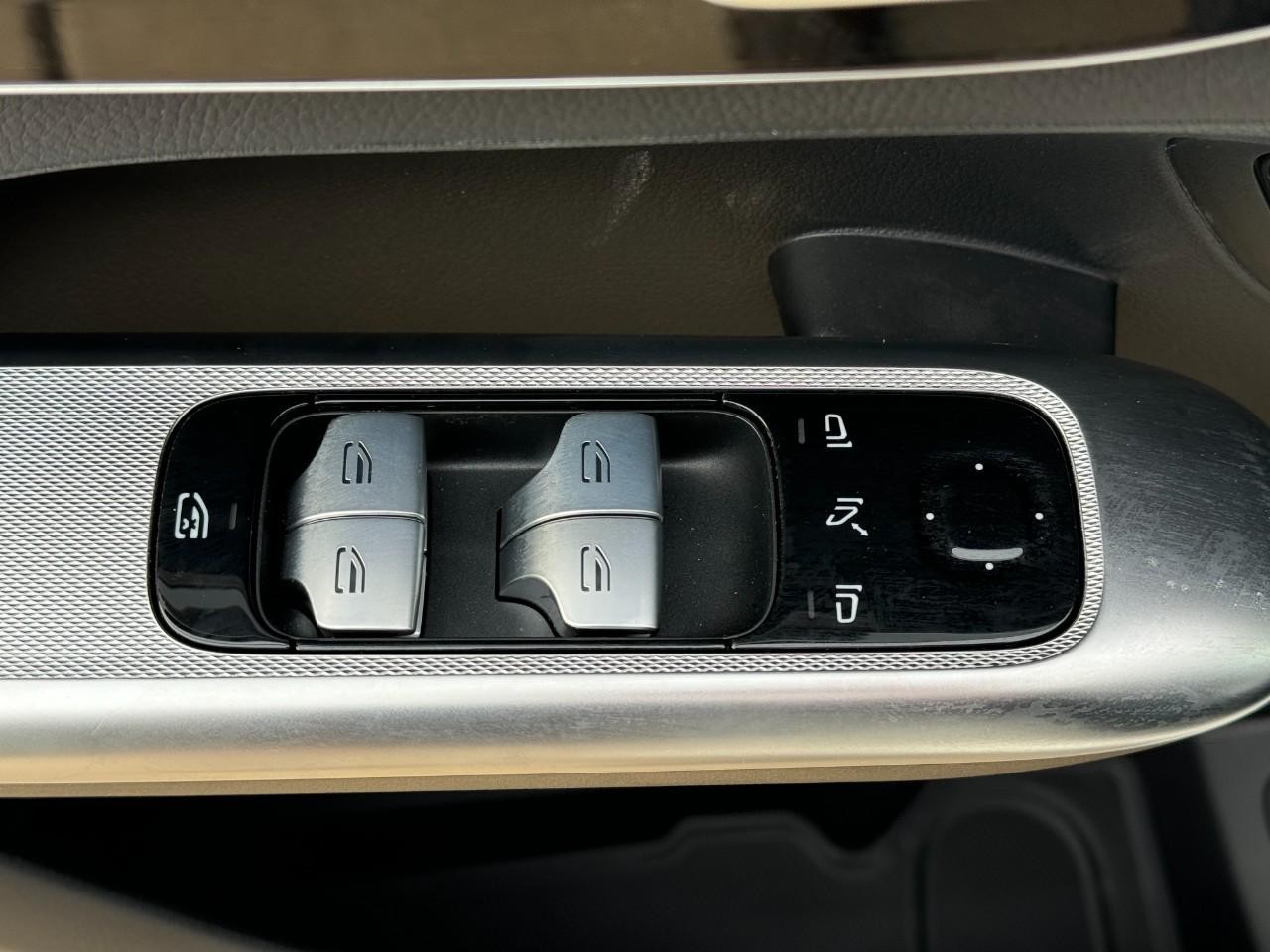 Mercedes-Benz GLC Vehicle Full-screen Gallery Image 23