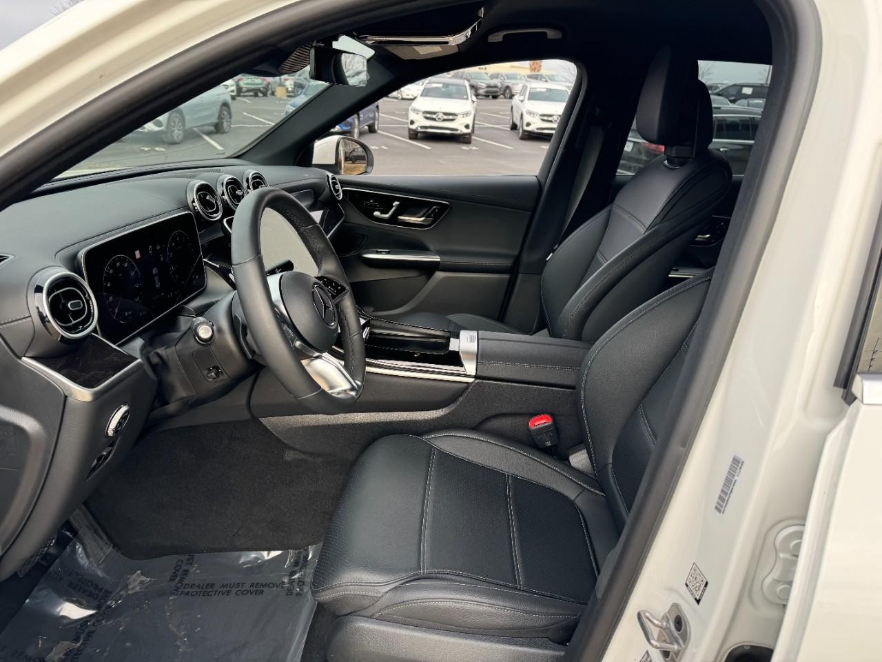 Mercedes-Benz GLC Vehicle Full-screen Gallery Image 25