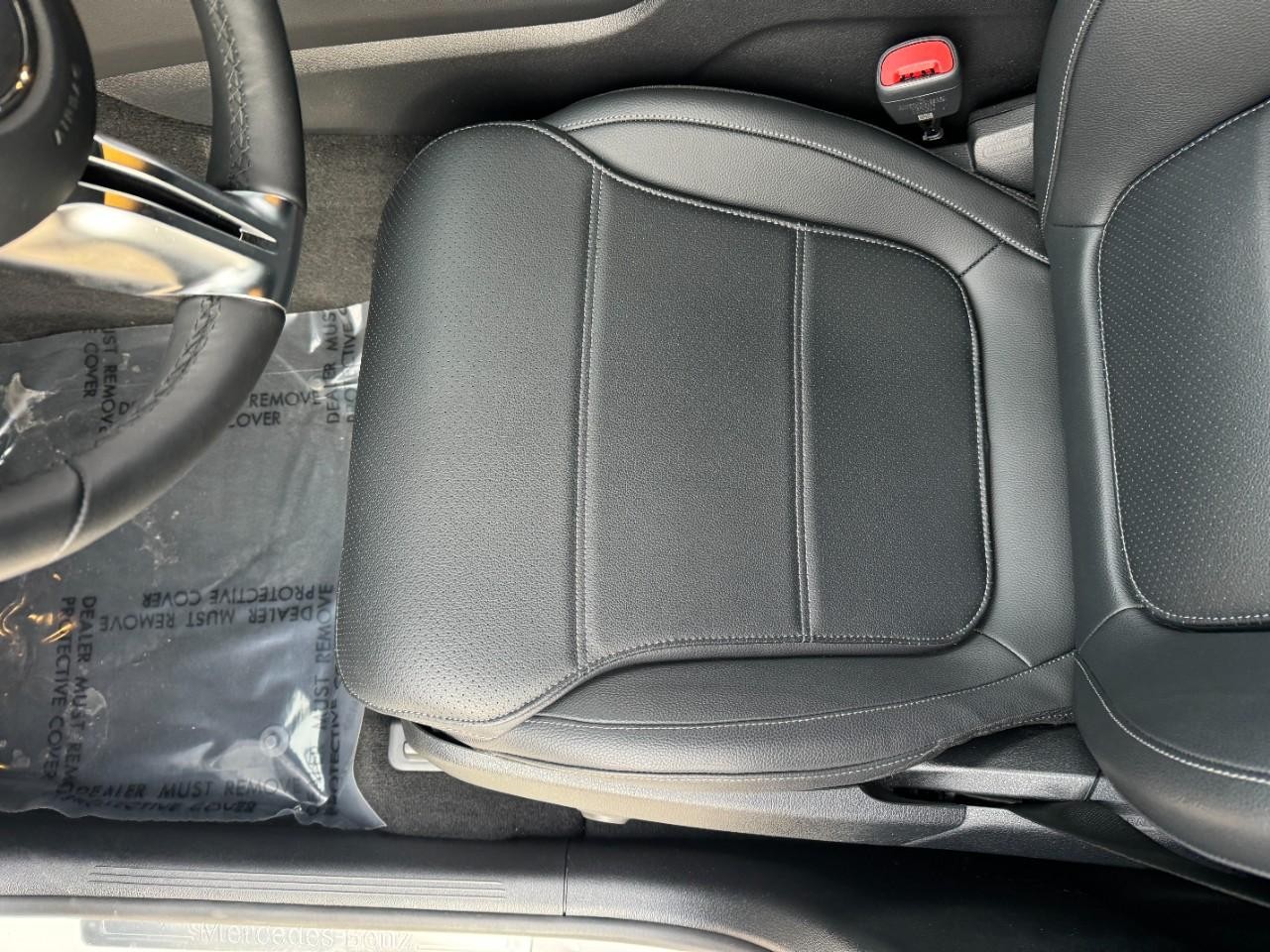 Mercedes-Benz GLC Vehicle Full-screen Gallery Image 26