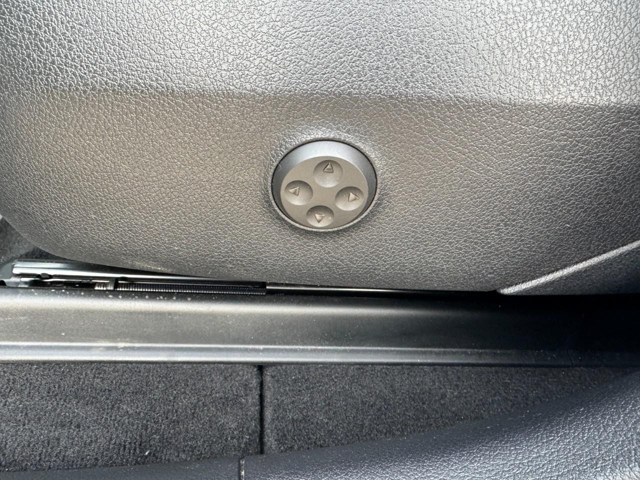 Mercedes-Benz GLC Vehicle Full-screen Gallery Image 27