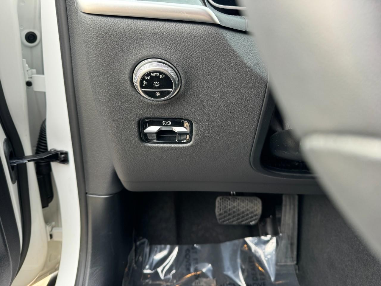 Mercedes-Benz GLC Vehicle Full-screen Gallery Image 28