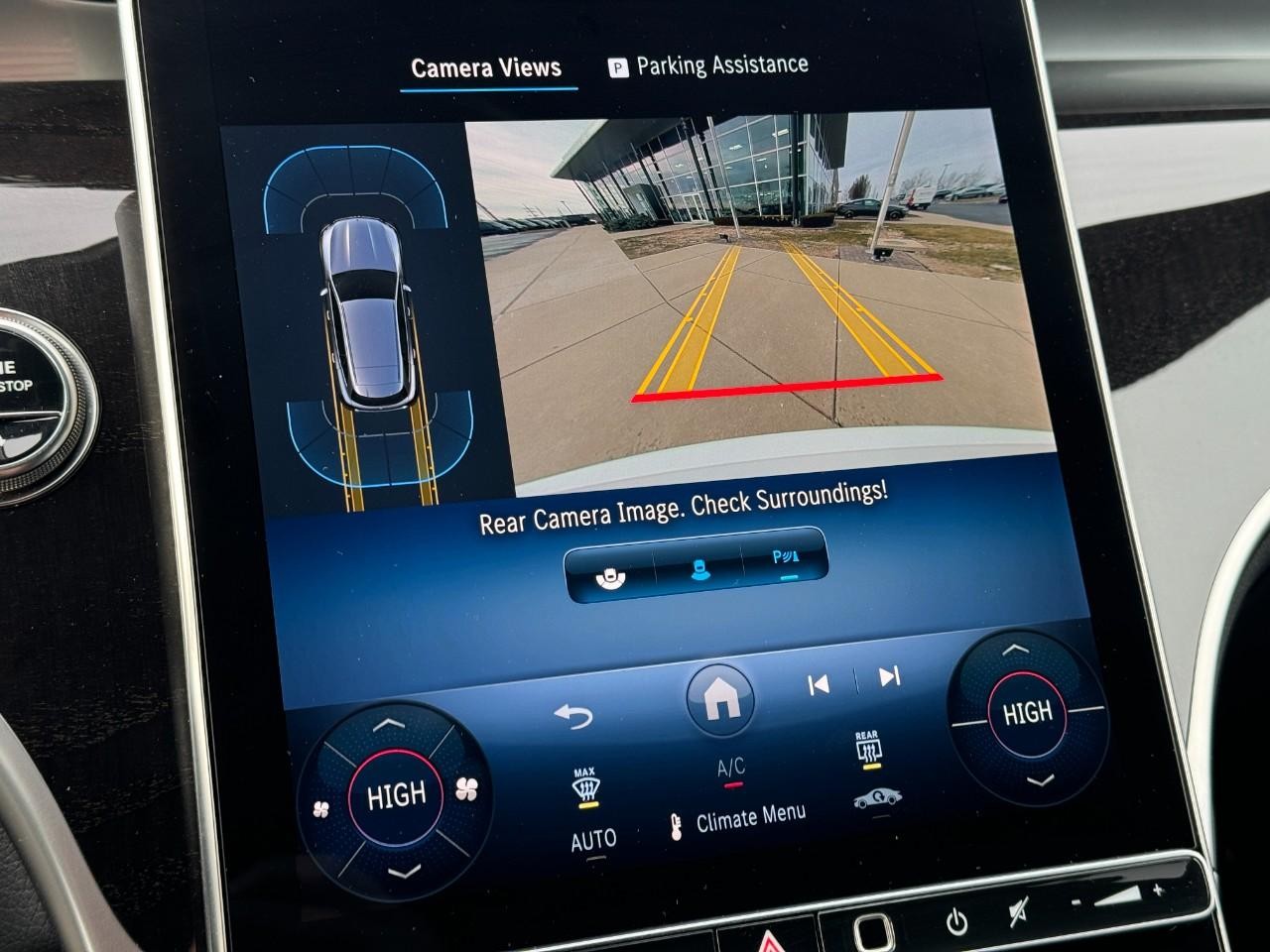 Mercedes-Benz GLC Vehicle Full-screen Gallery Image 33