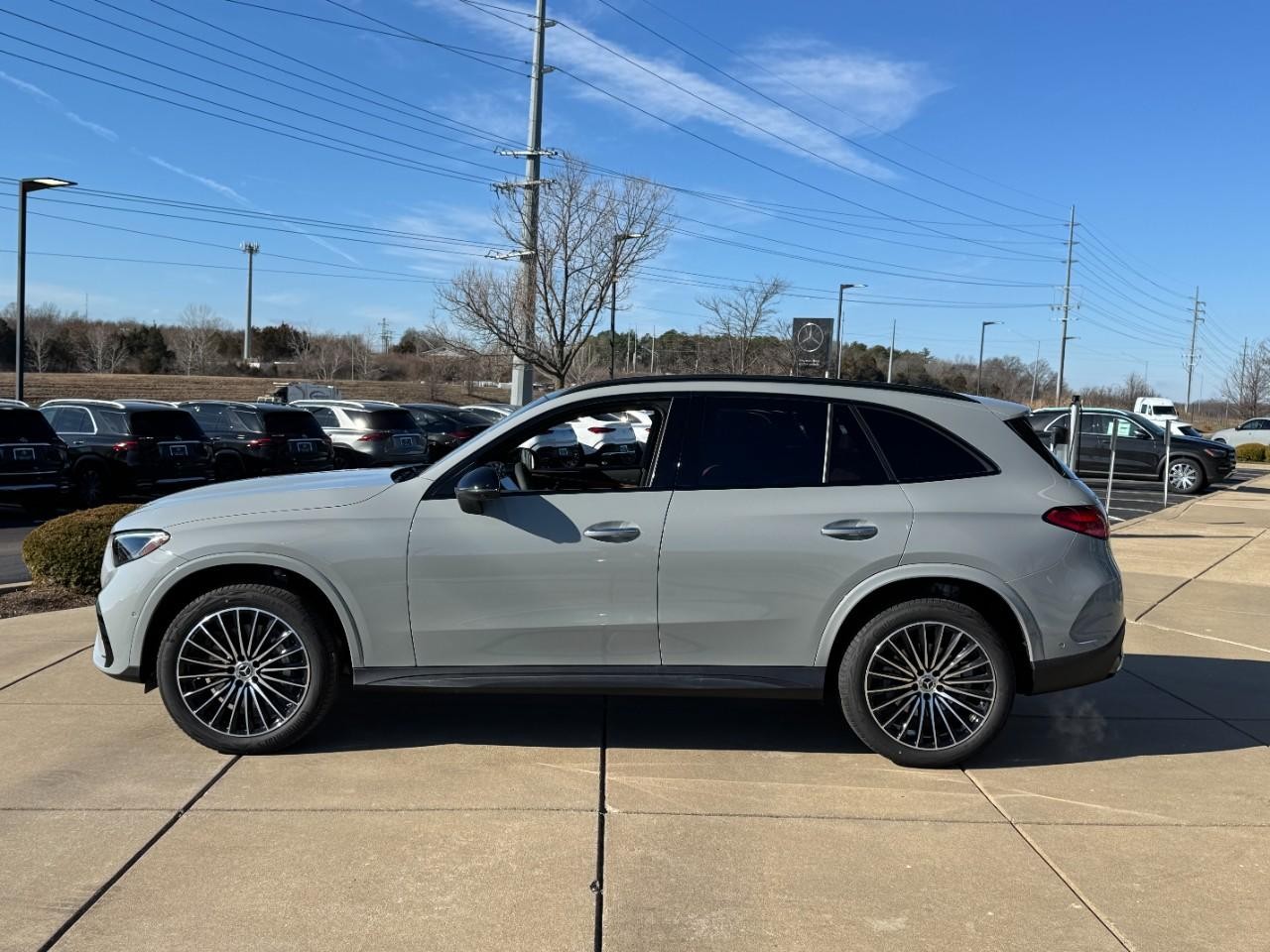 Mercedes-Benz GLC Vehicle Full-screen Gallery Image 2