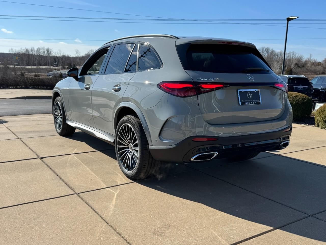 Mercedes-Benz GLC Vehicle Full-screen Gallery Image 3