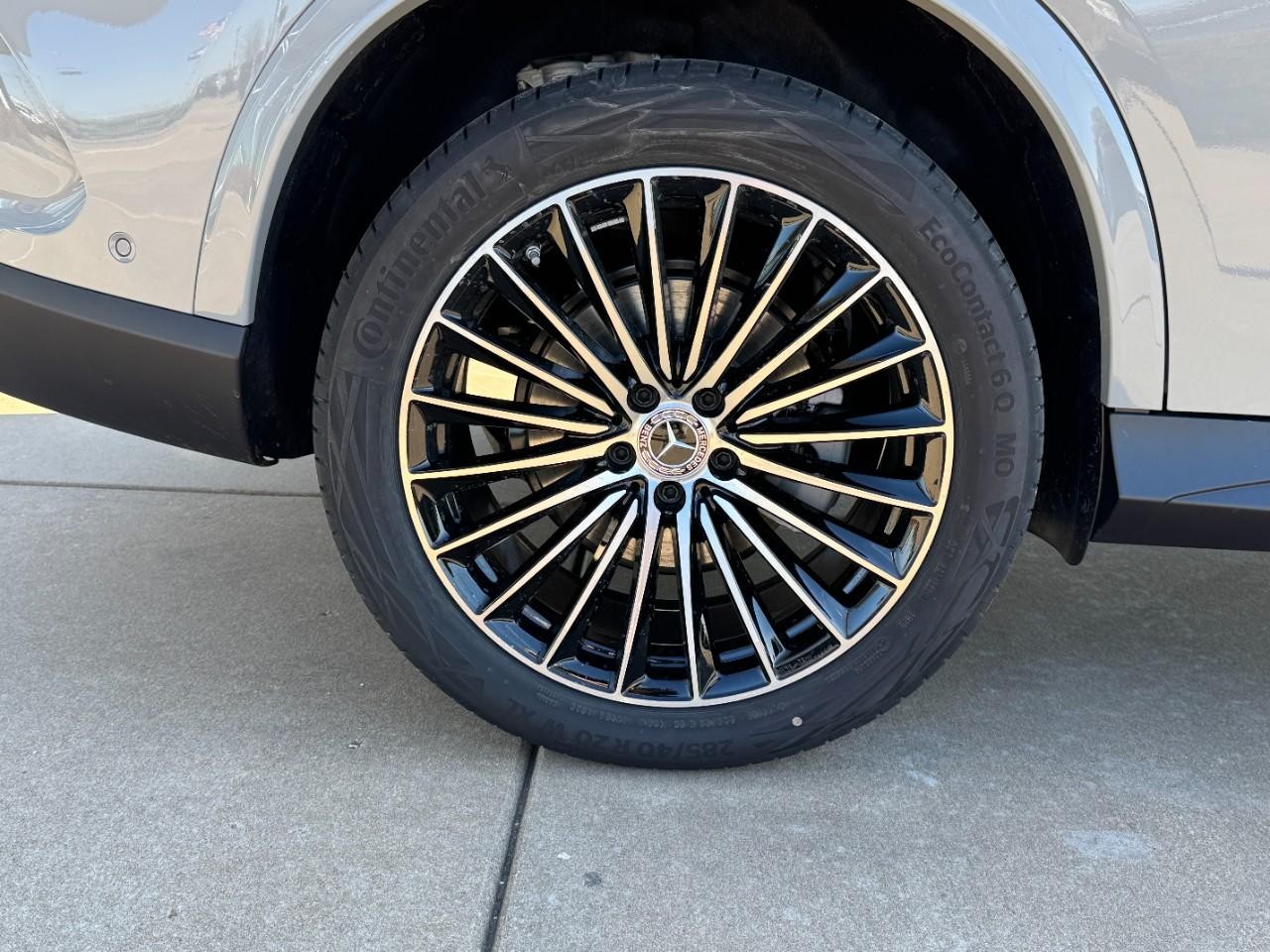 Mercedes-Benz GLC Vehicle Full-screen Gallery Image 5