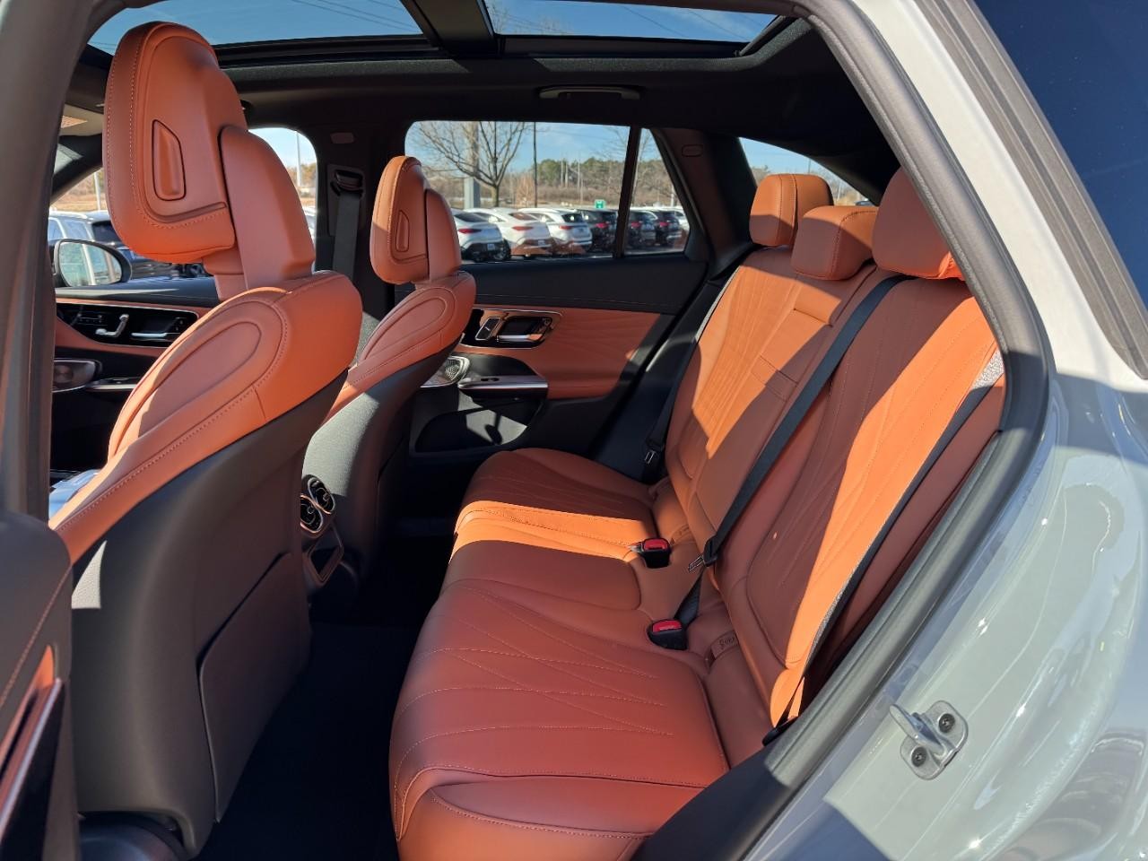 Mercedes-Benz GLC Vehicle Full-screen Gallery Image 8