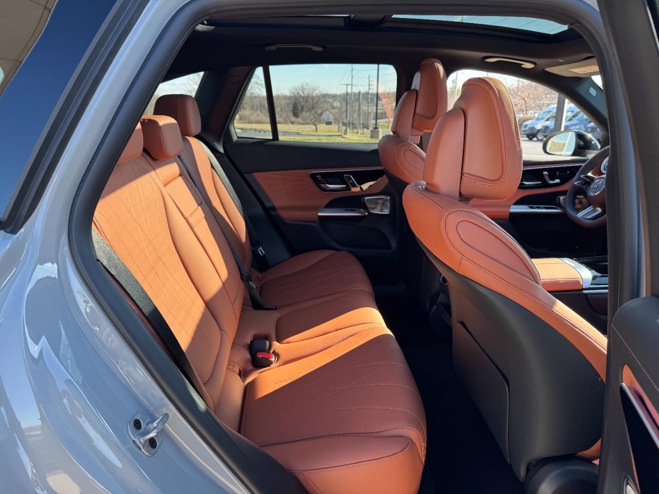 Mercedes-Benz GLC Vehicle Full-screen Gallery Image 10