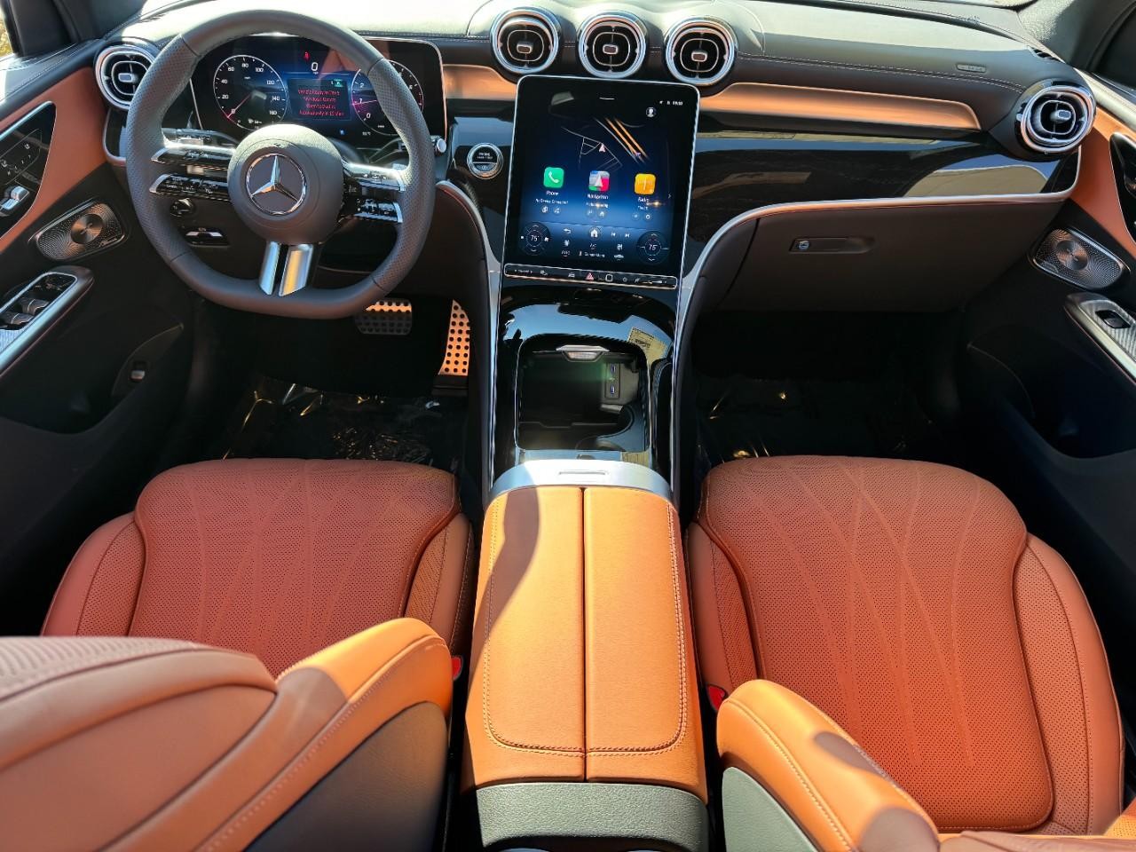 Mercedes-Benz GLC Vehicle Full-screen Gallery Image 12