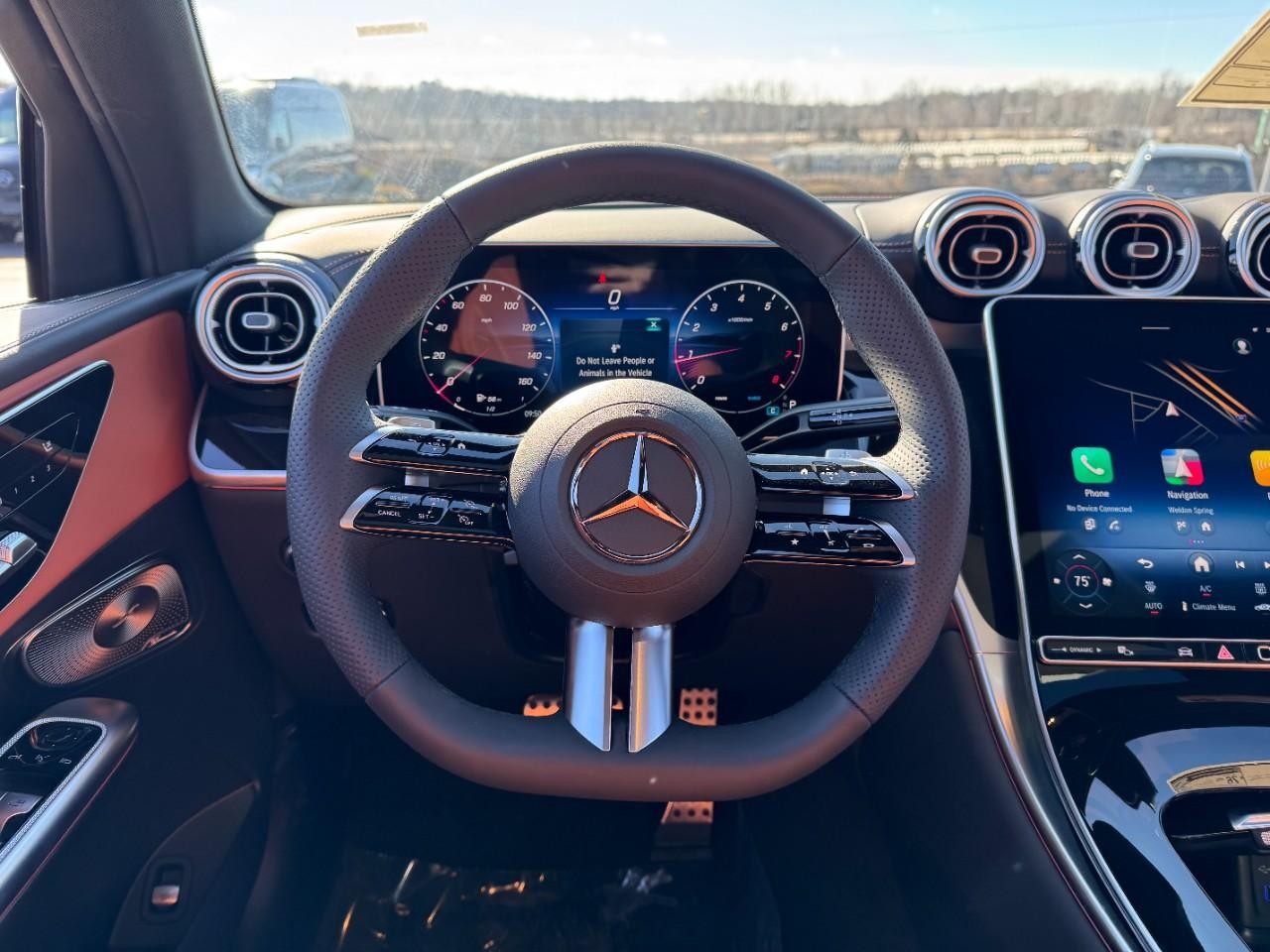 Mercedes-Benz GLC Vehicle Full-screen Gallery Image 13