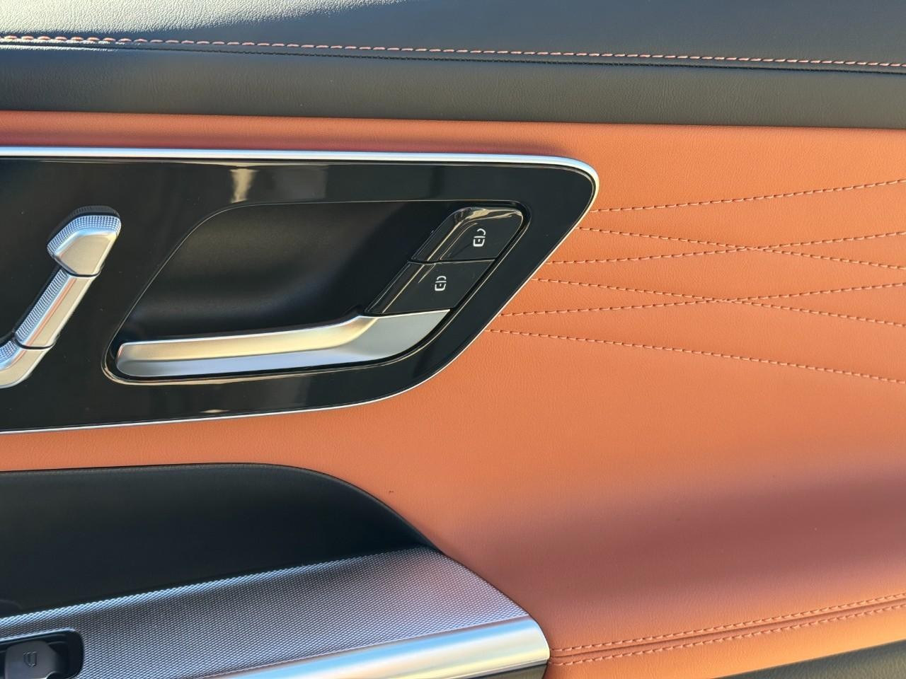 Mercedes-Benz GLC Vehicle Full-screen Gallery Image 20