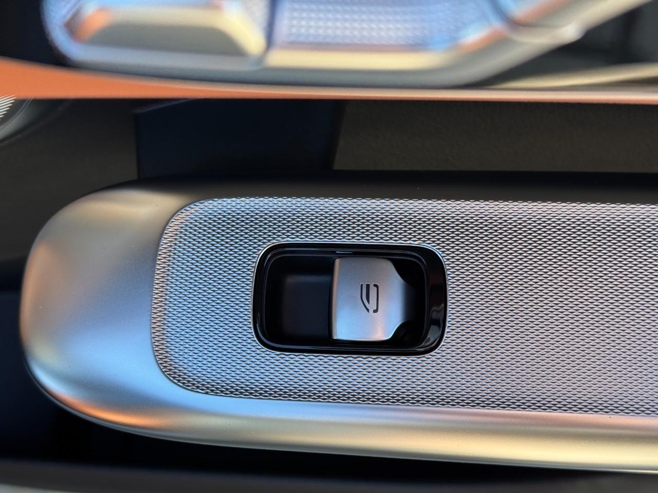 Mercedes-Benz GLC Vehicle Full-screen Gallery Image 21