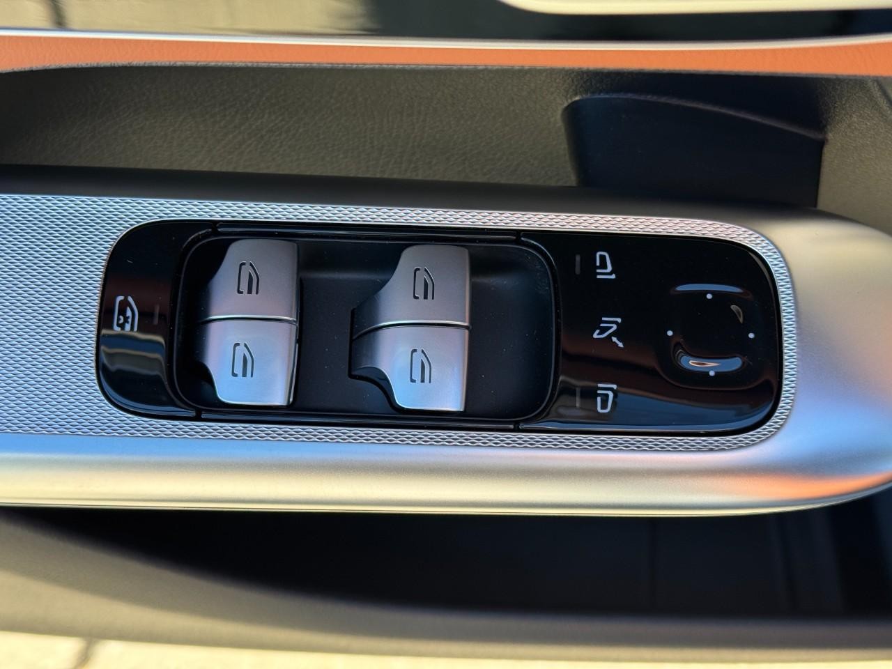 Mercedes-Benz GLC Vehicle Full-screen Gallery Image 24