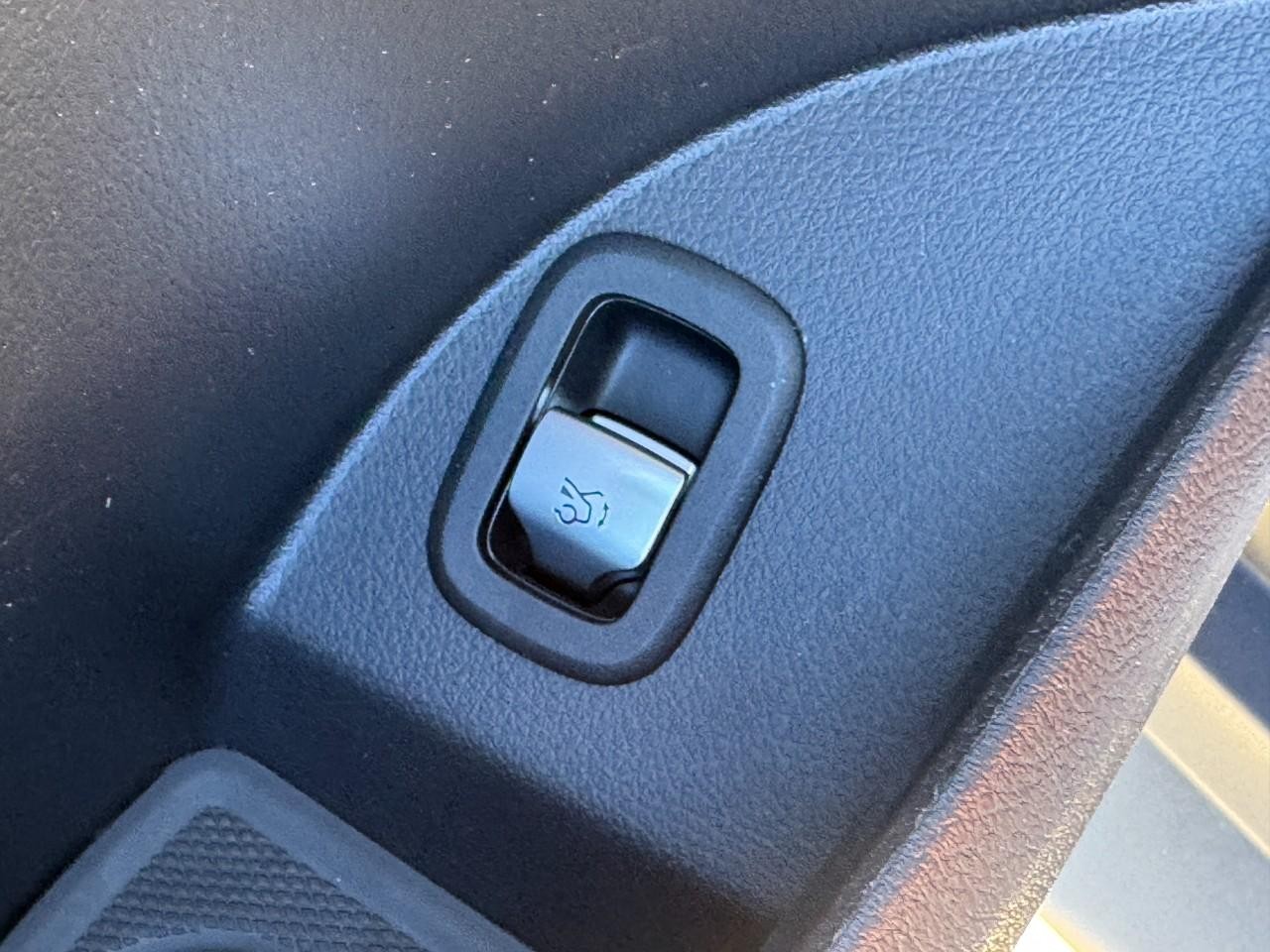 Mercedes-Benz GLC Vehicle Full-screen Gallery Image 26