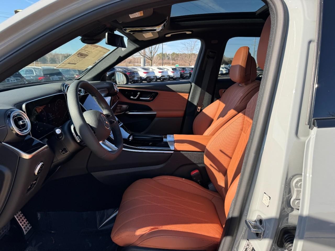 Mercedes-Benz GLC Vehicle Full-screen Gallery Image 27