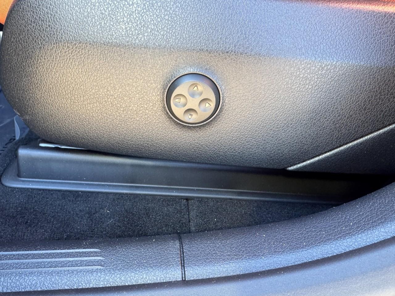 Mercedes-Benz GLC Vehicle Full-screen Gallery Image 29