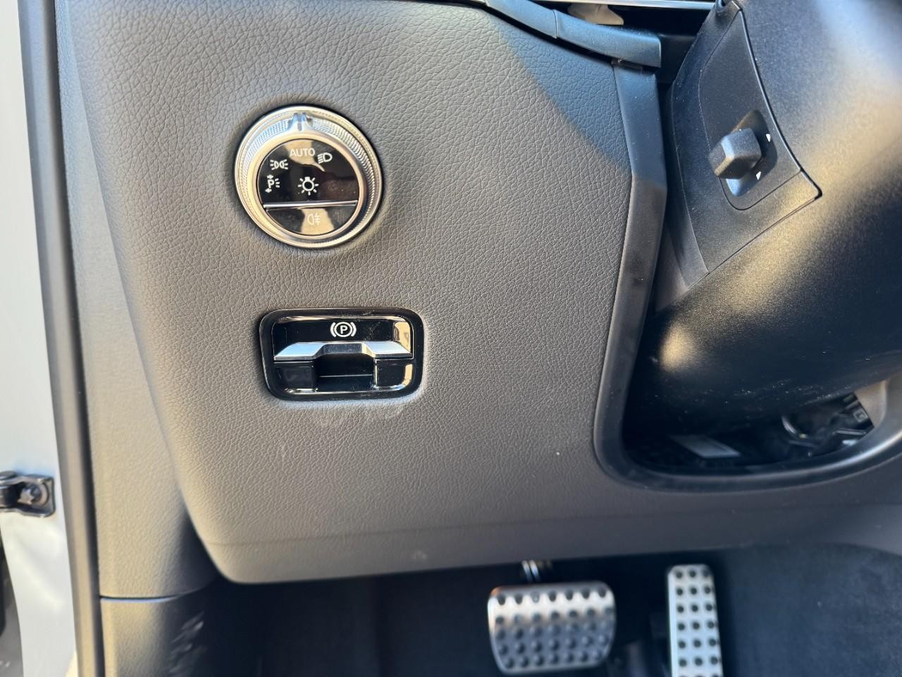 Mercedes-Benz GLC Vehicle Full-screen Gallery Image 30