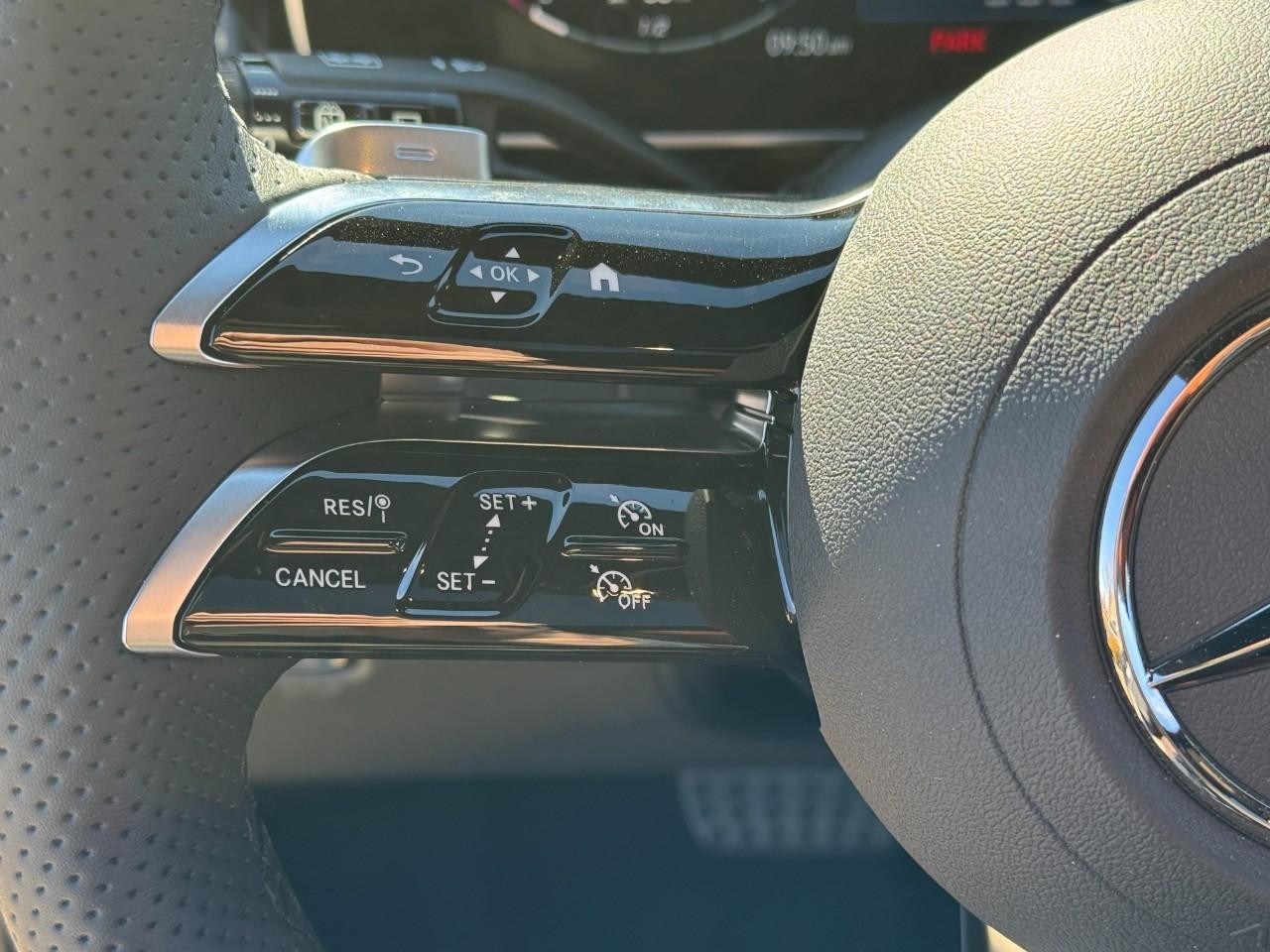 Mercedes-Benz GLC Vehicle Full-screen Gallery Image 31