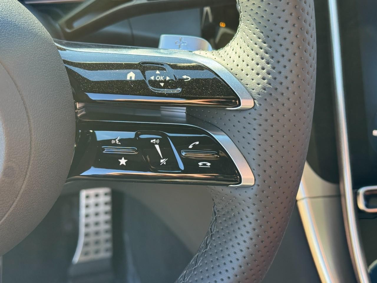 Mercedes-Benz GLC Vehicle Full-screen Gallery Image 32