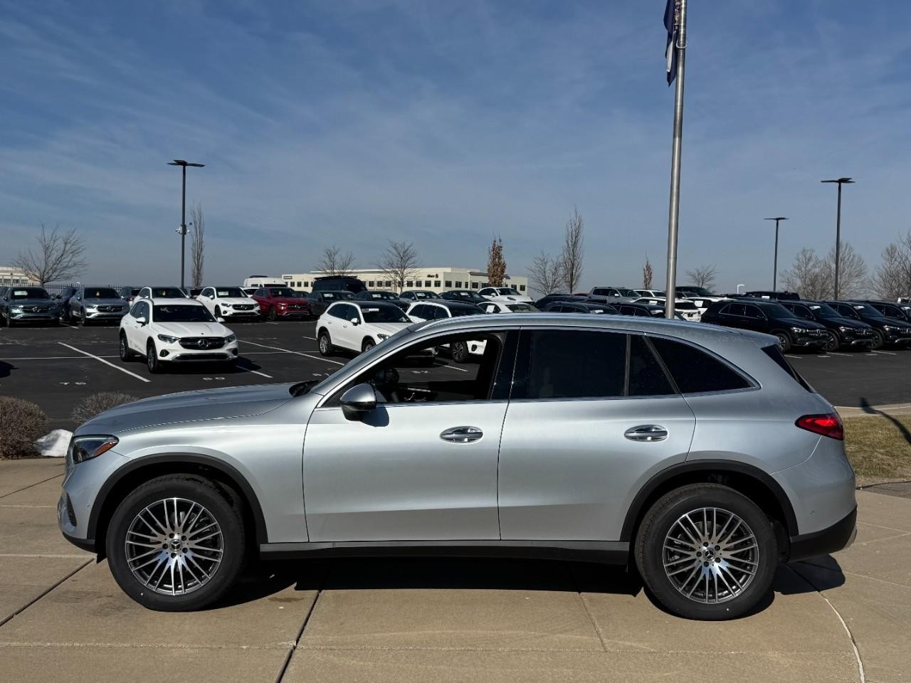 Mercedes-Benz GLC Vehicle Full-screen Gallery Image 2