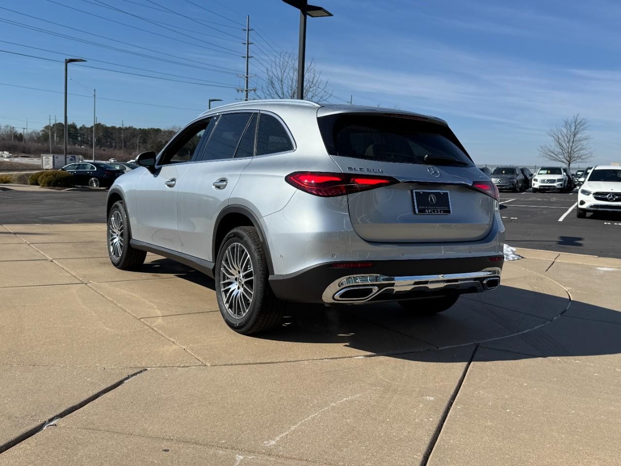 Mercedes-Benz GLC Vehicle Full-screen Gallery Image 3