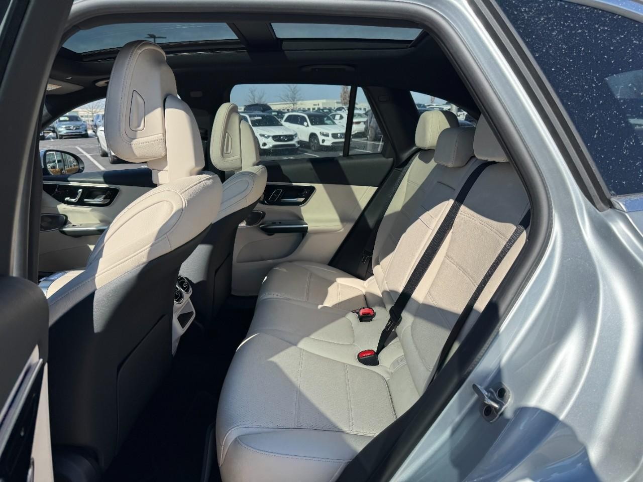 Mercedes-Benz GLC Vehicle Full-screen Gallery Image 8