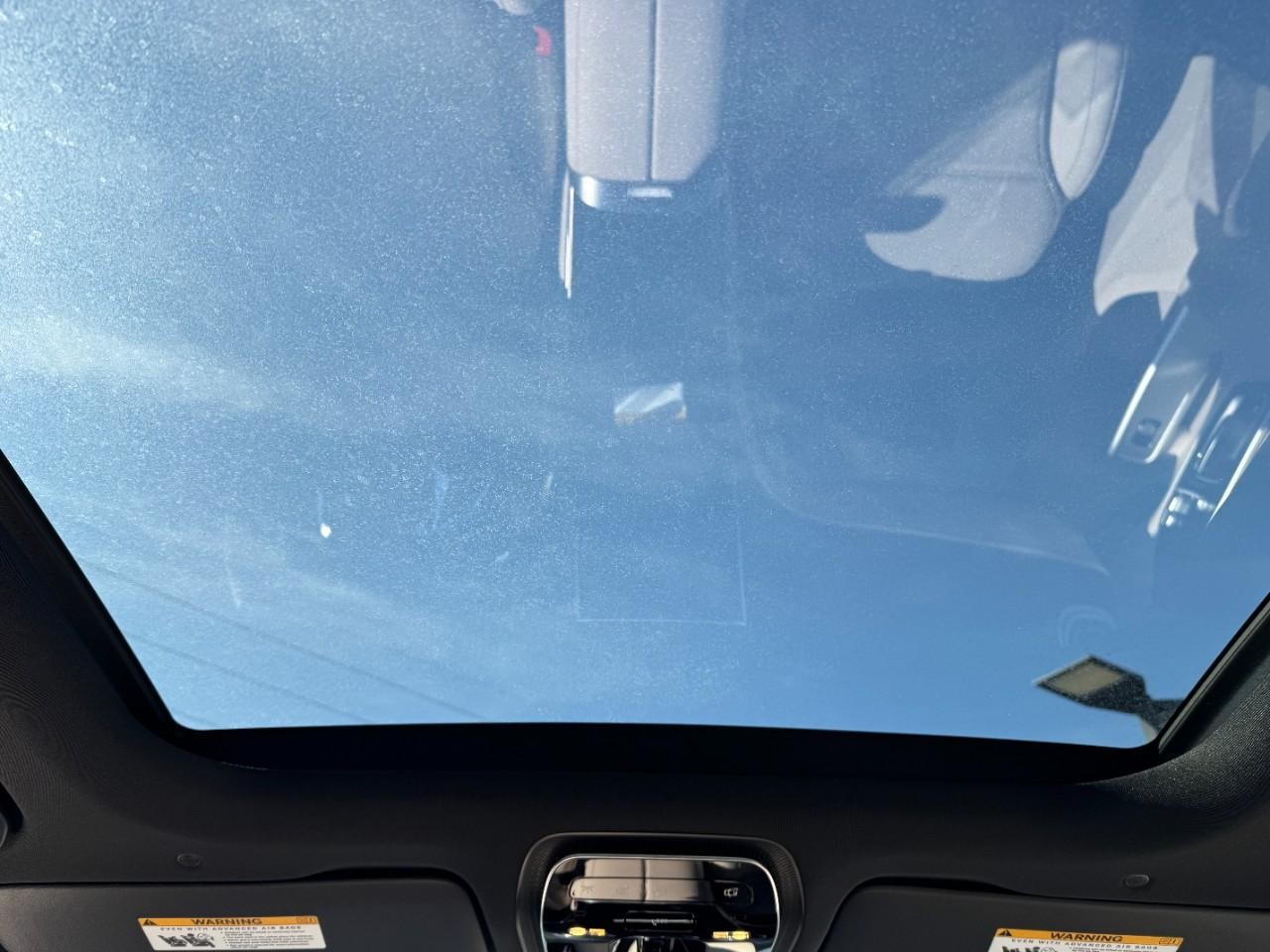 Mercedes-Benz GLC Vehicle Full-screen Gallery Image 11