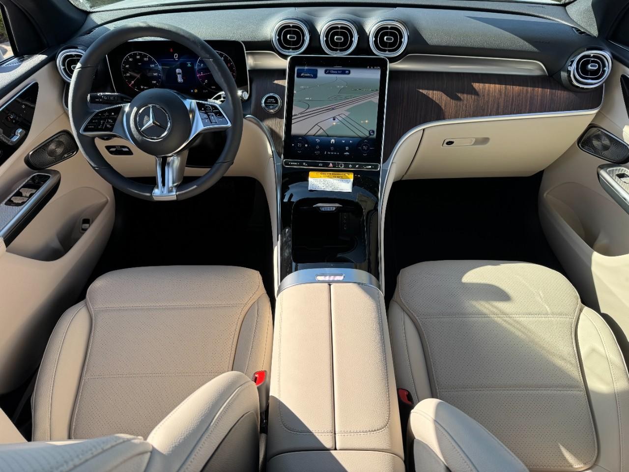 Mercedes-Benz GLC Vehicle Full-screen Gallery Image 12