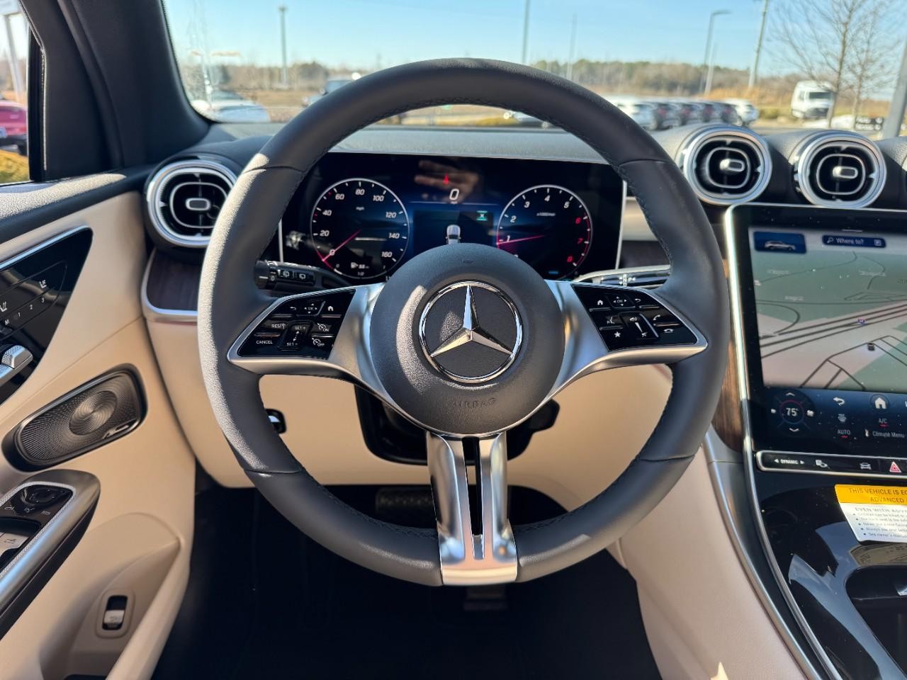 Mercedes-Benz GLC Vehicle Full-screen Gallery Image 13