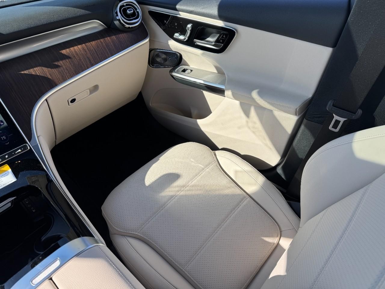 Mercedes-Benz GLC Vehicle Full-screen Gallery Image 15